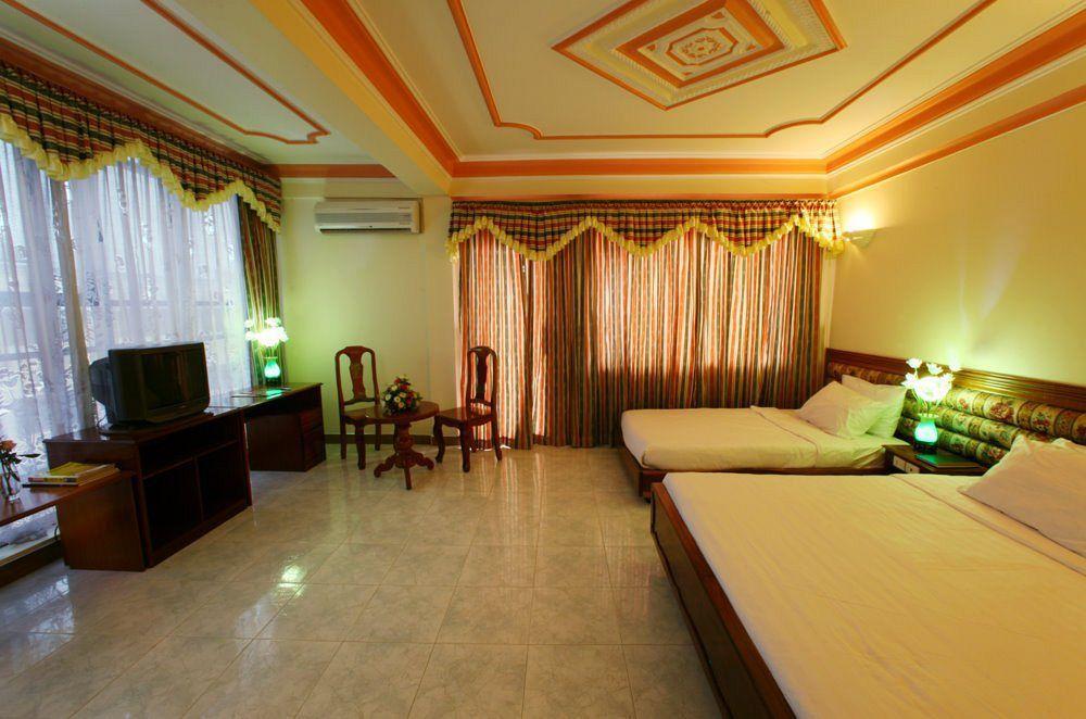 Lucky Star 2 Hotel Phnom Penh Exteriör bild