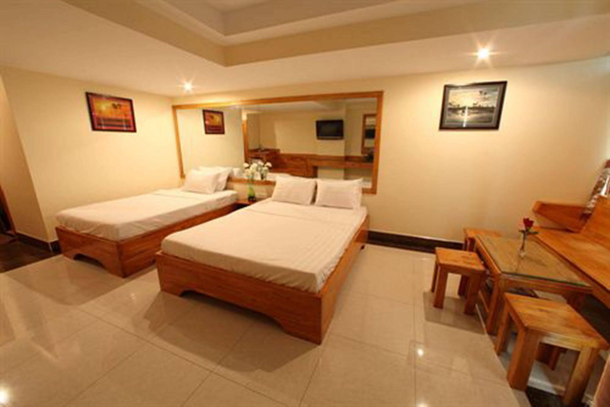 Lucky Star 2 Hotel Phnom Penh Exteriör bild